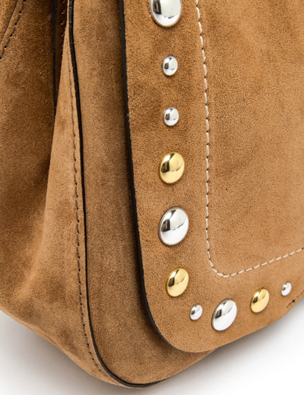 Borsa in suede tan Gianni Chiarini Helena Round Caramel con borchie alternate argento e oro sul lembo trapuntato