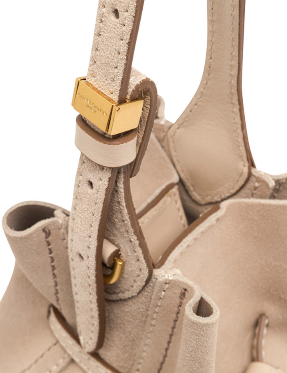 Borsa a secchiello in suede beige con hardware dorato e placca logo rettangolare Gianni Chiarini Sienna Mini Nude