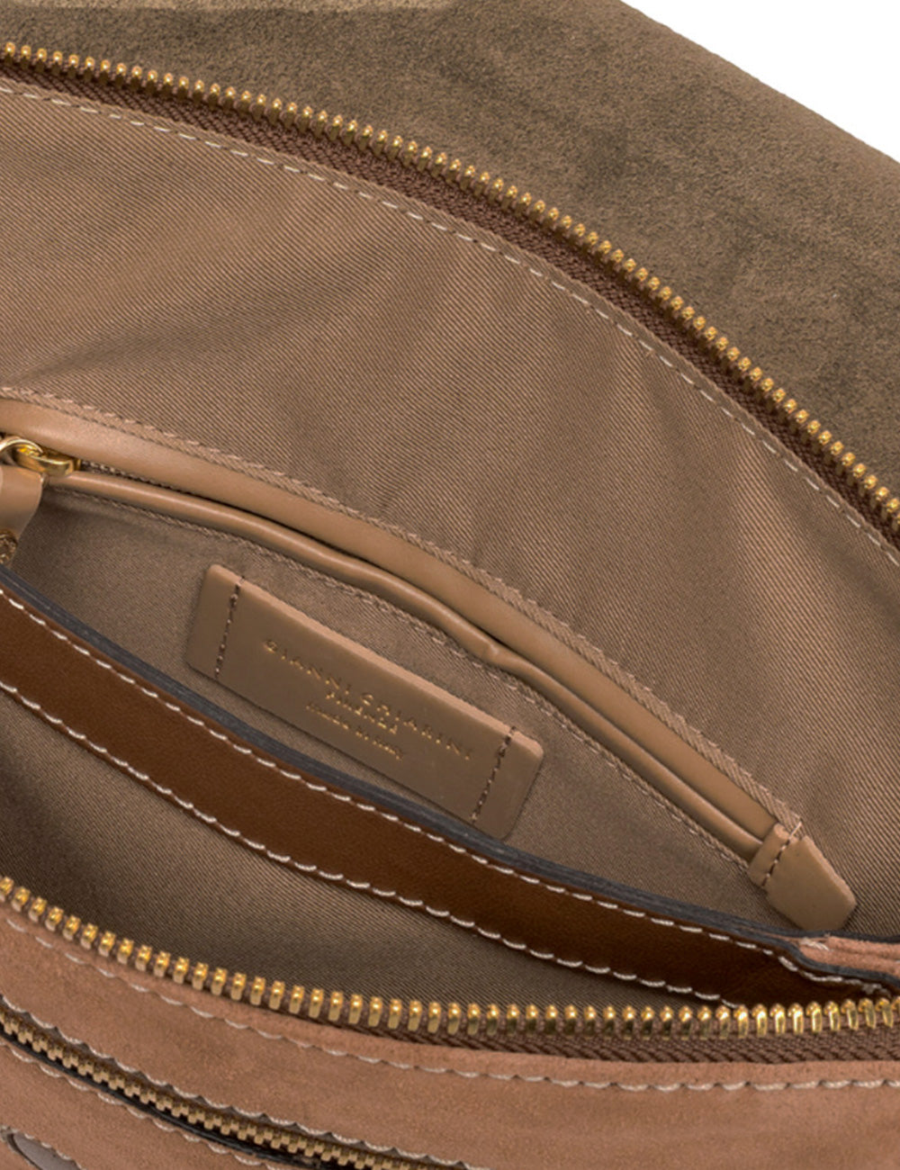 Borsa tracolla media Three Caramel in camoscio tan con zip dorate e profili in pelle