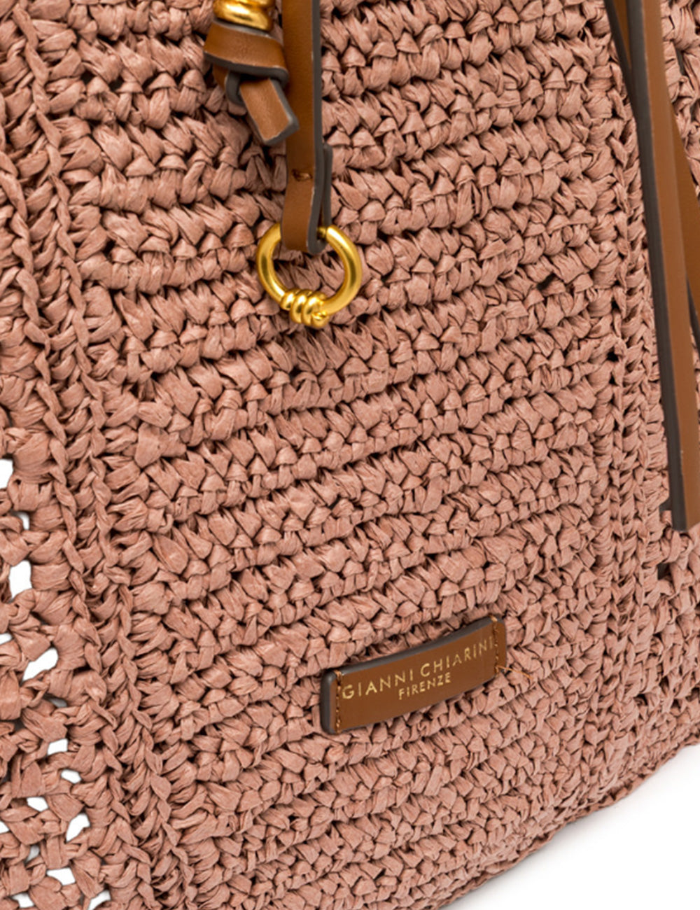 Borsa shopper Nefeli Blush Gianni Chiarini in paglia rosa cipria con anello metallico dorato e dettaglio tracolla in pelle