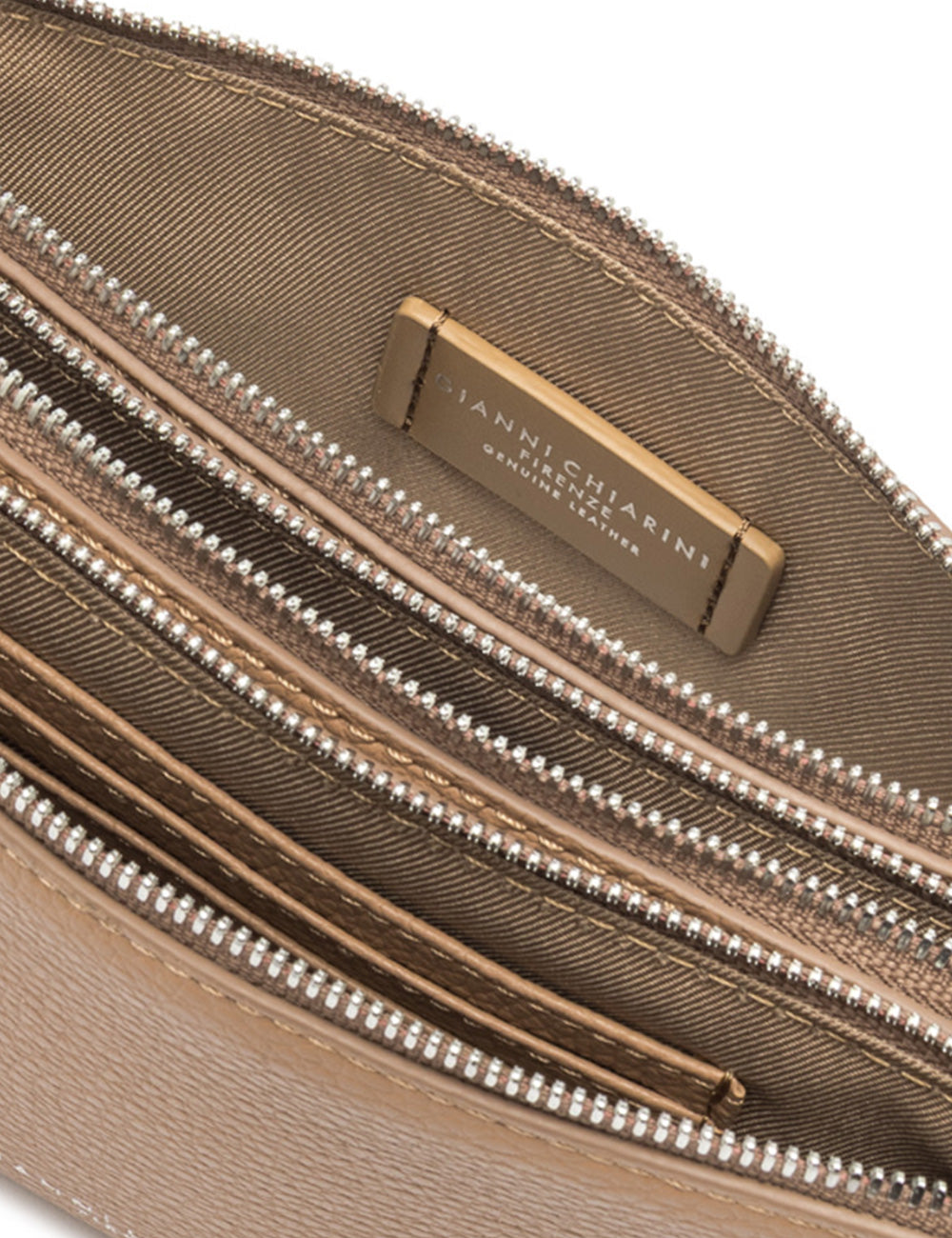 Borsa tracolla Gianni Chiarini Lucille in clay, pelle testurizzata taupe con placca oro