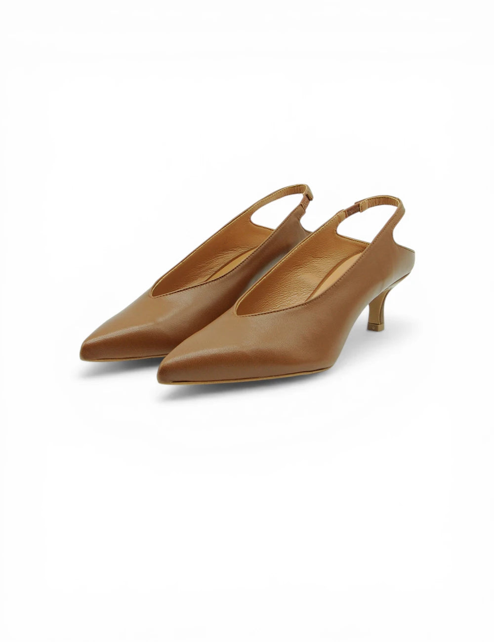 Tan leather gardenia décolleté slingback heels with pointed toe and low heel in cuoio color
