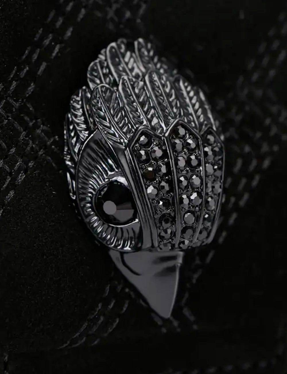 Anello gufo nero kurt geiger borsa kensington drench con strass e dettagli piume e occhi realistici