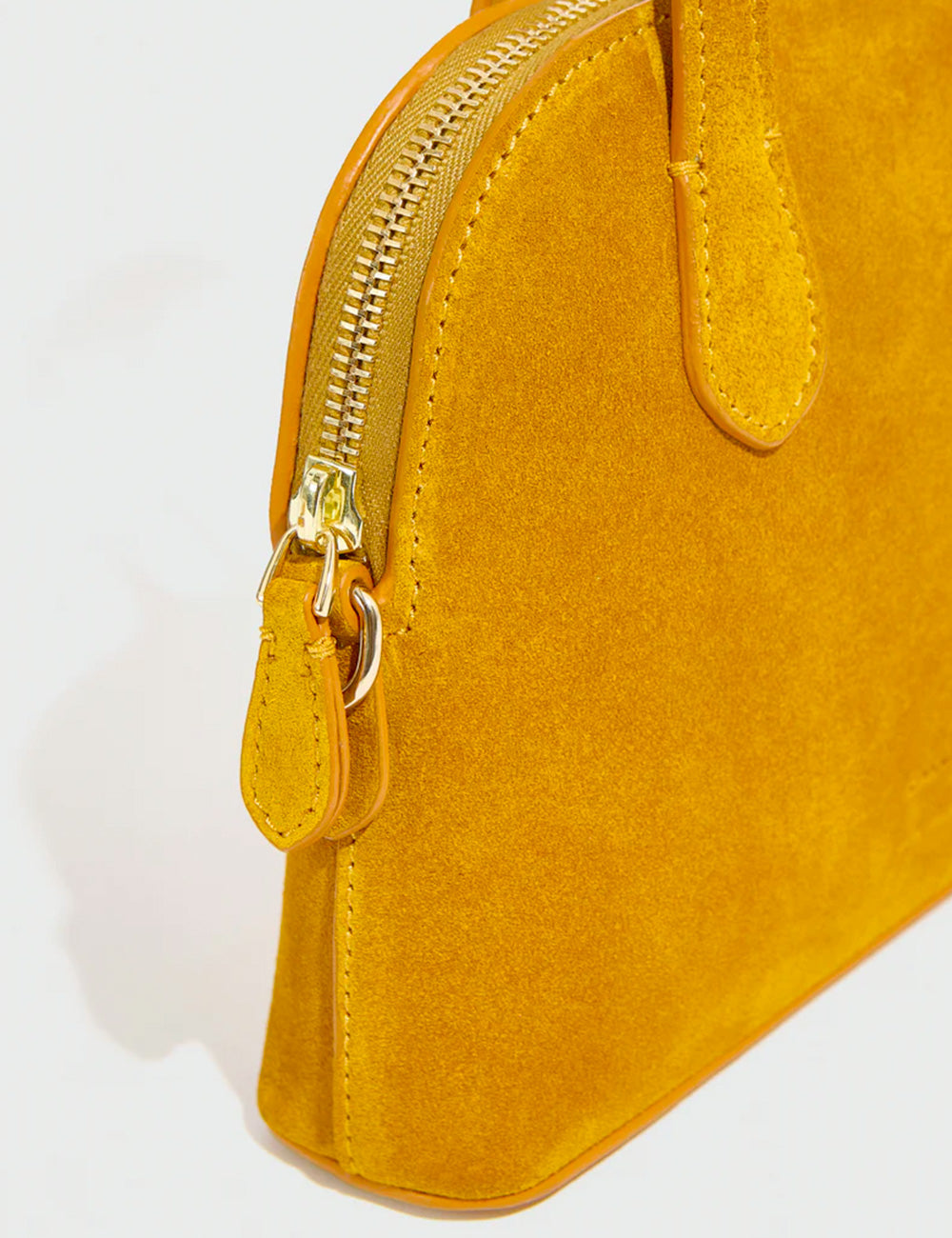 Borsa liviana conti lucille ocra in pelle scamosciata giallo senape con cerniera oro e manici in pelle abbinata