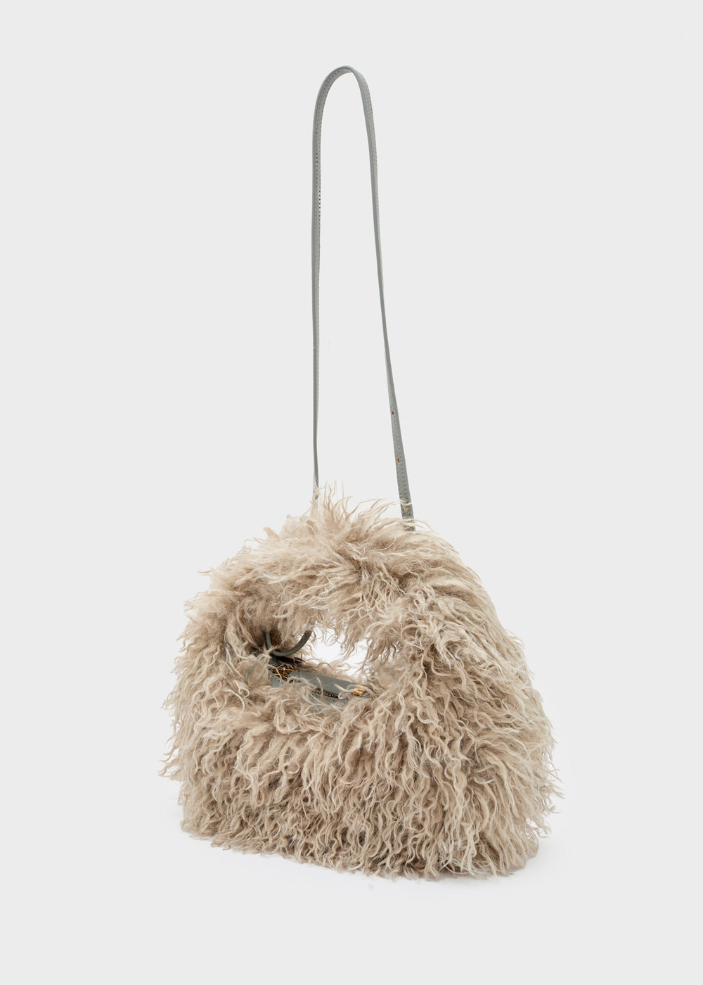 Beige borsa a mano nalì in pelliccia riccia con manico e chiusura in metallo argento elegante