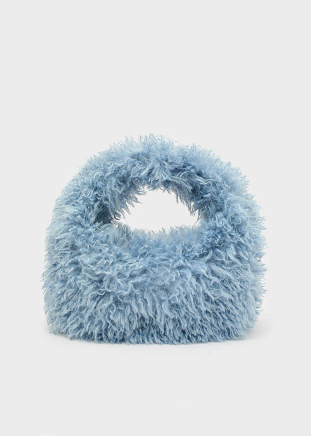 Nalì a mano furry blu è una borsa soffice azzurro chiaro con manico arrotondato e texture pelosa