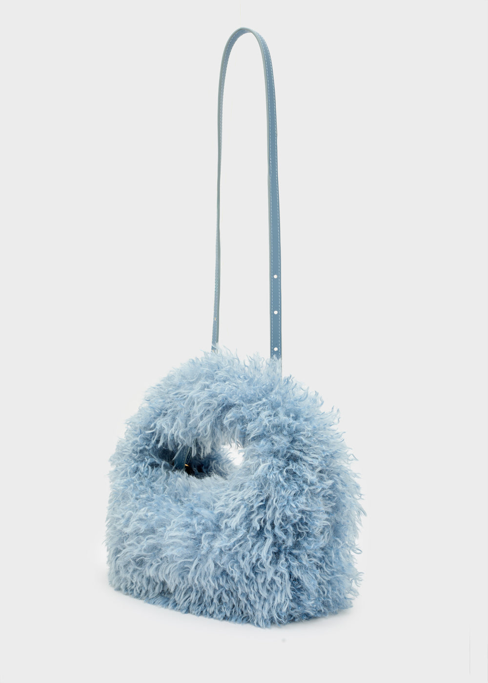 Nalì a mano furry blu è una soffice borsa azzurra in pelliccia sintetica con tracolla lunga abbinata