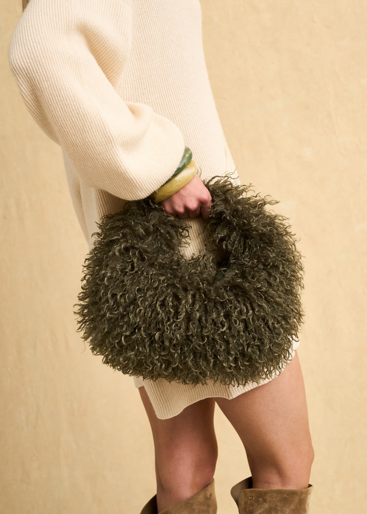 Borsa a mano nalì verde oliva in pelo riccio con manico ad anello circolare elegante e originale