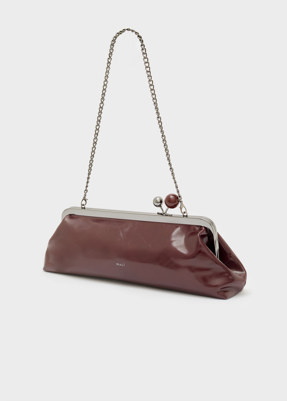Clutch nalì zendaya bordeaux in pelle verniciata bordeaux lucida con chiusura a perle e catena argentata
