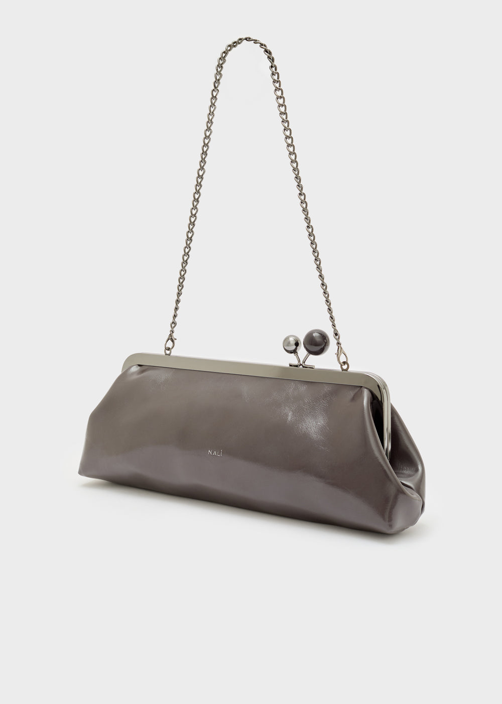 Nalì clutch Zendaya grigio in pelle opaca con tracolla in catena metallica e chiusura decorativa con perle