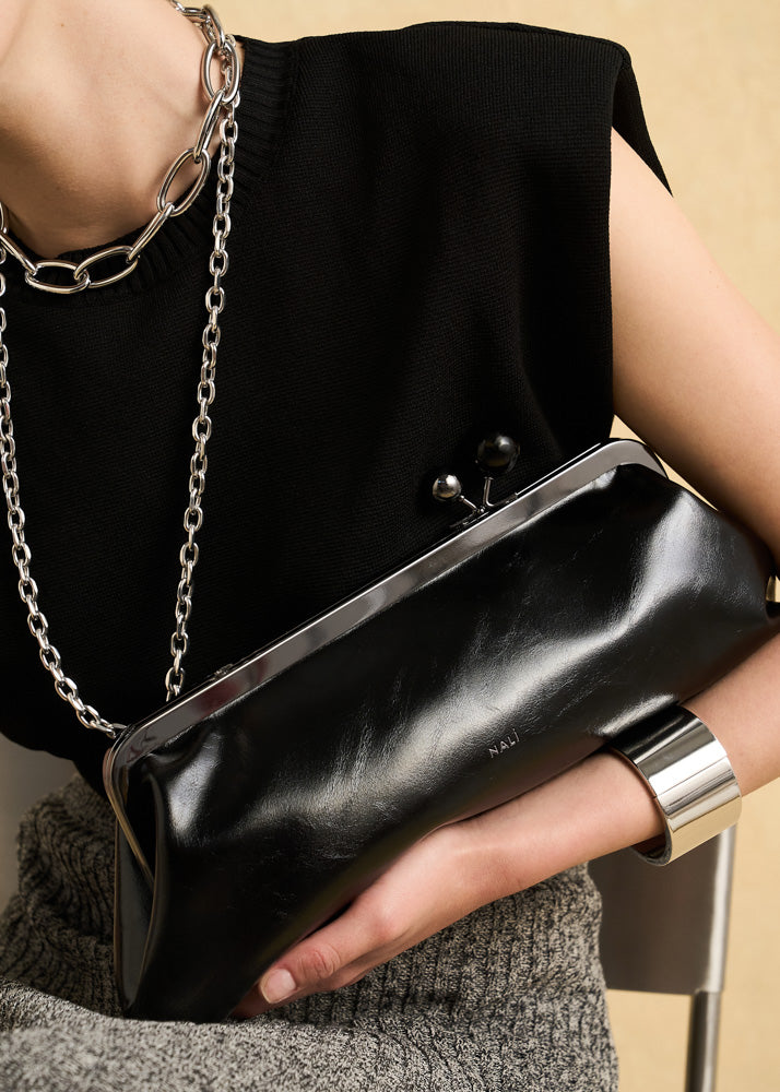 Clutch nalì zendaya nero in vernice nera con cornice e chiusura argentate