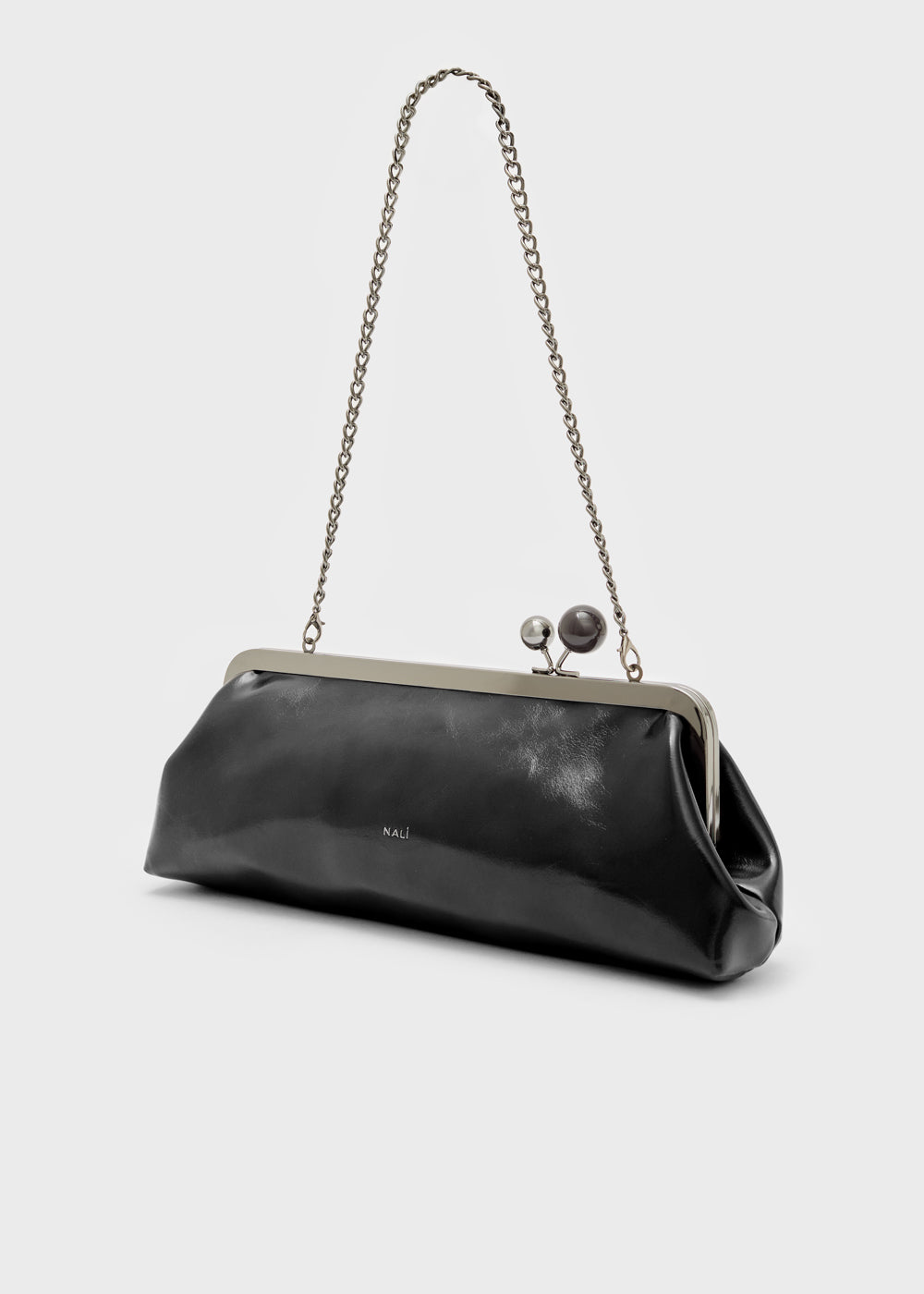 Nalì clutch Zendaya nero in vernice nera con cornice e catena argento e due perle decorative sul fermaglio