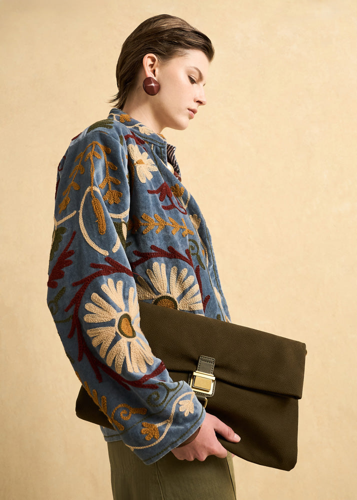 Clutch marrone in pelle con fibbia dorata e chiusura a patta nalì a spalla allegra verde