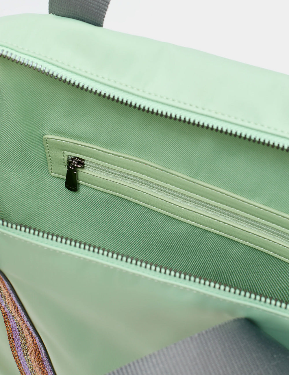 Borsa da viaggio Nalì Nina Verde in tela verde chiaro con tasca zip e manici grigi