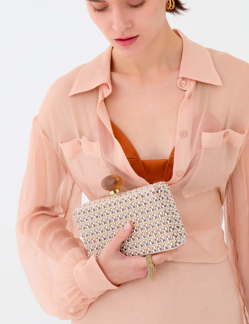 Clutch Nalì Alba Marrone intrecciata beige-grigia con chiusura ambra tonda