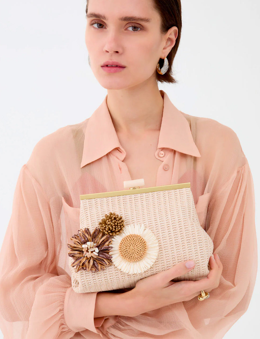Pochette Nalì Marbella Beige con decorazione floreale bianco e beige intrecciata