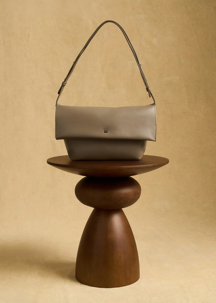 Nalì a spalla teda tortora borsa in pelle grigia minimalista con tracolla curva e cuciture discrete
