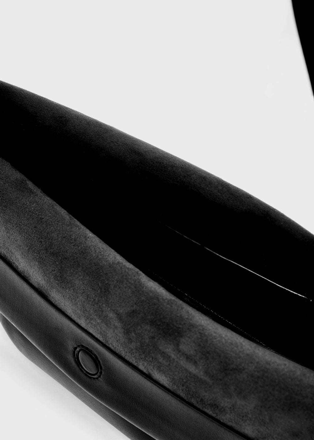 Black suede-lined crossbody bag with sleek minimalist design in nero from nalì a spalla teda collection