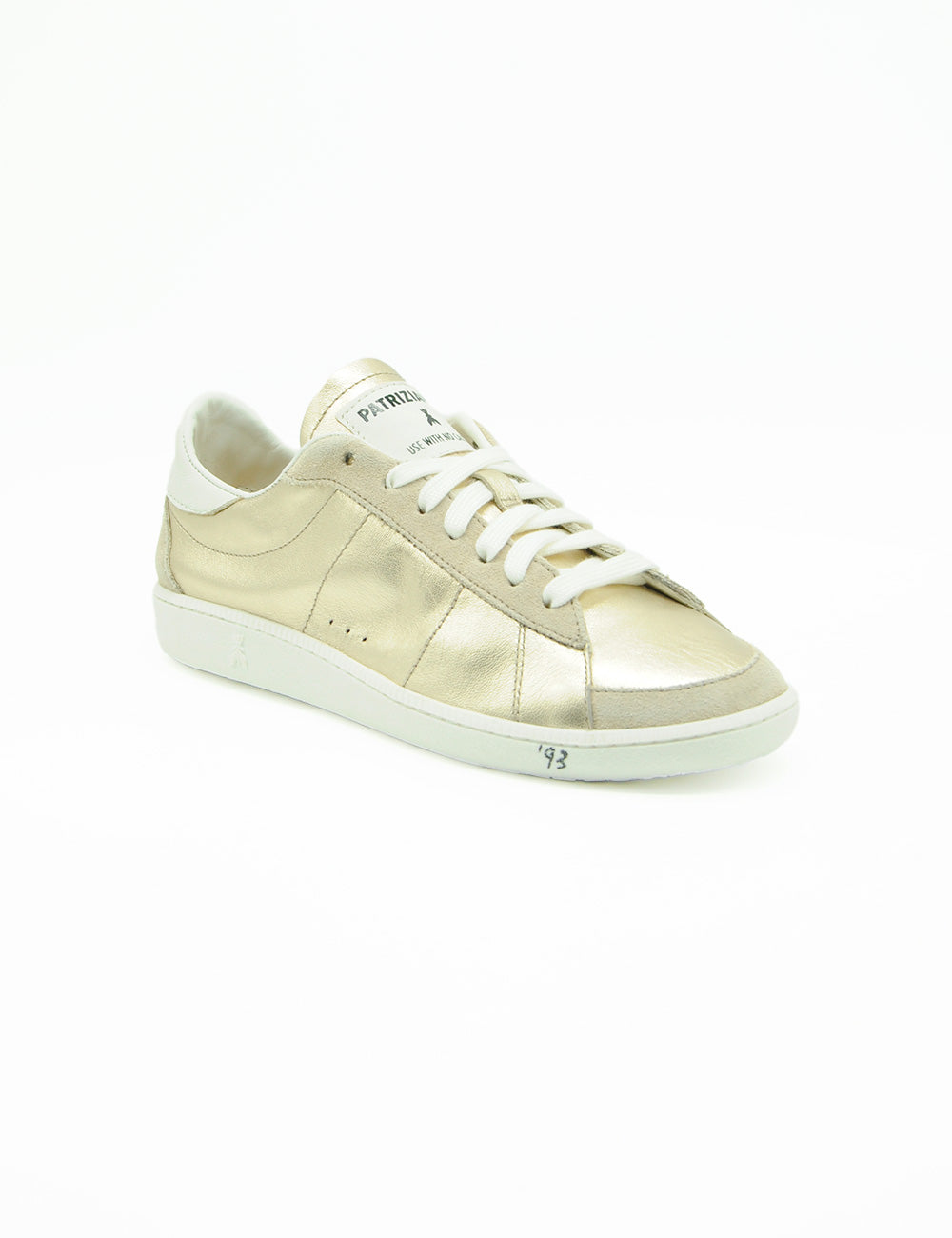 Sneaker Patrizia Pepe Skin 93 oro metallizzato con lacci bianchi e suola in gomma bianca