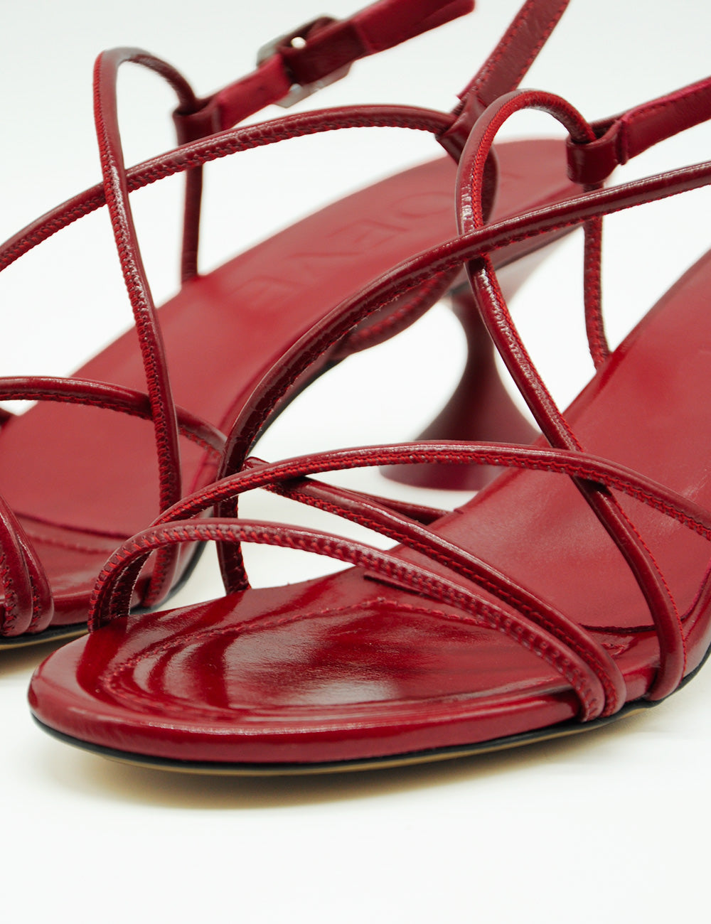 Sandali POEVE Venice Rubino in pelle rossa verniciata con design minimalista a listini