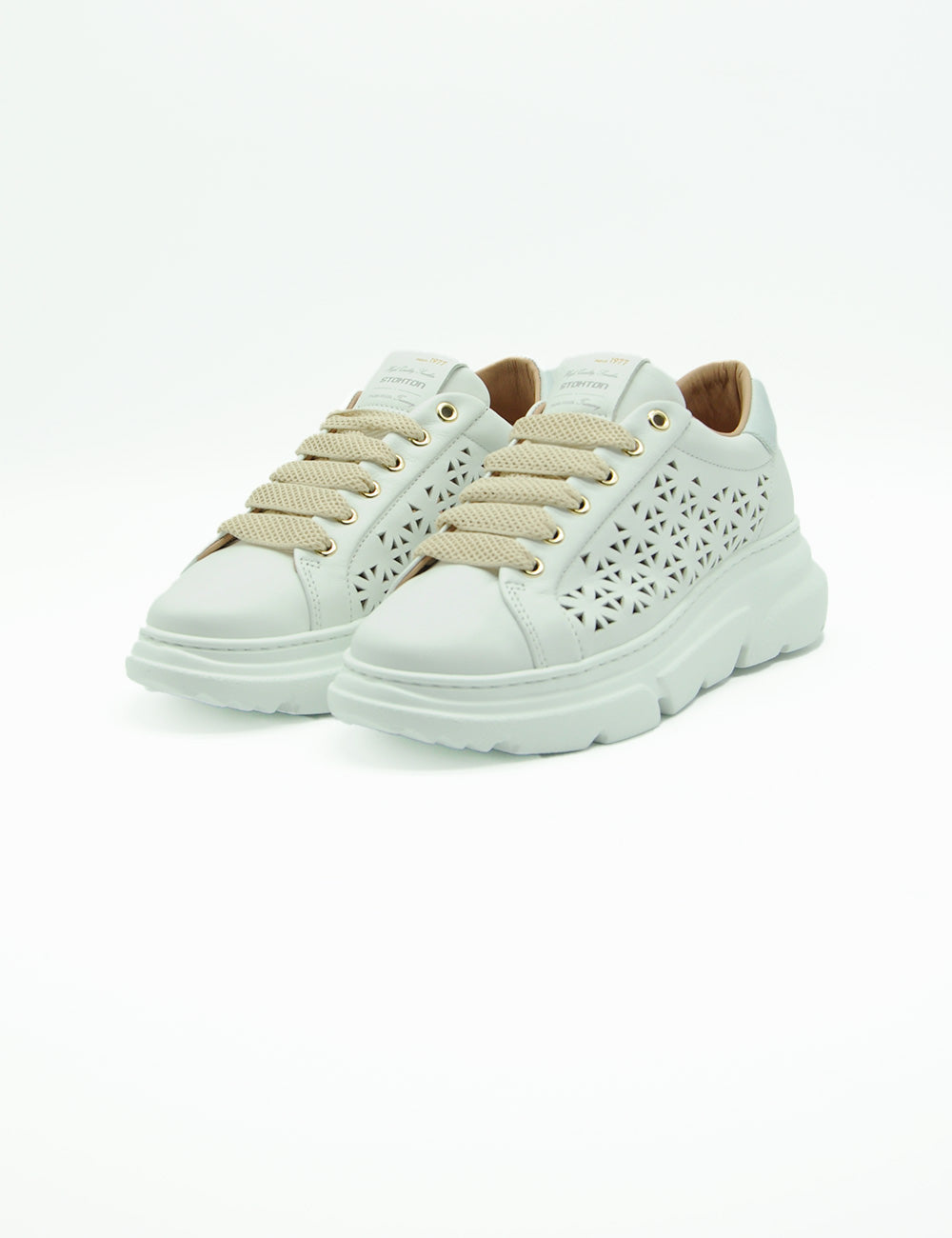 Sneaker Stokton Calf Bianca bianche con lacci beige e fori geometrici laterali