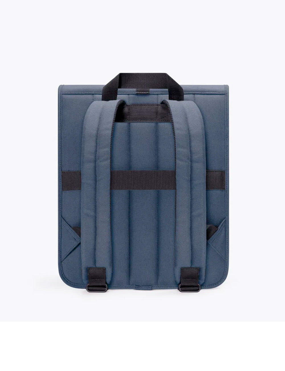 Zaino ucon acrobatics kato dark navy in nylon blu con spallacci neri e manico superiore in vista frontale
