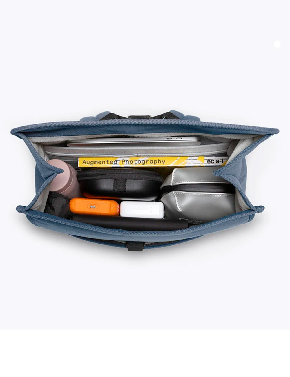 Borsa per laptop ucon acrobatics kato dark navy in tessuto blu con scomparti organizzati per laptop libri e accessori