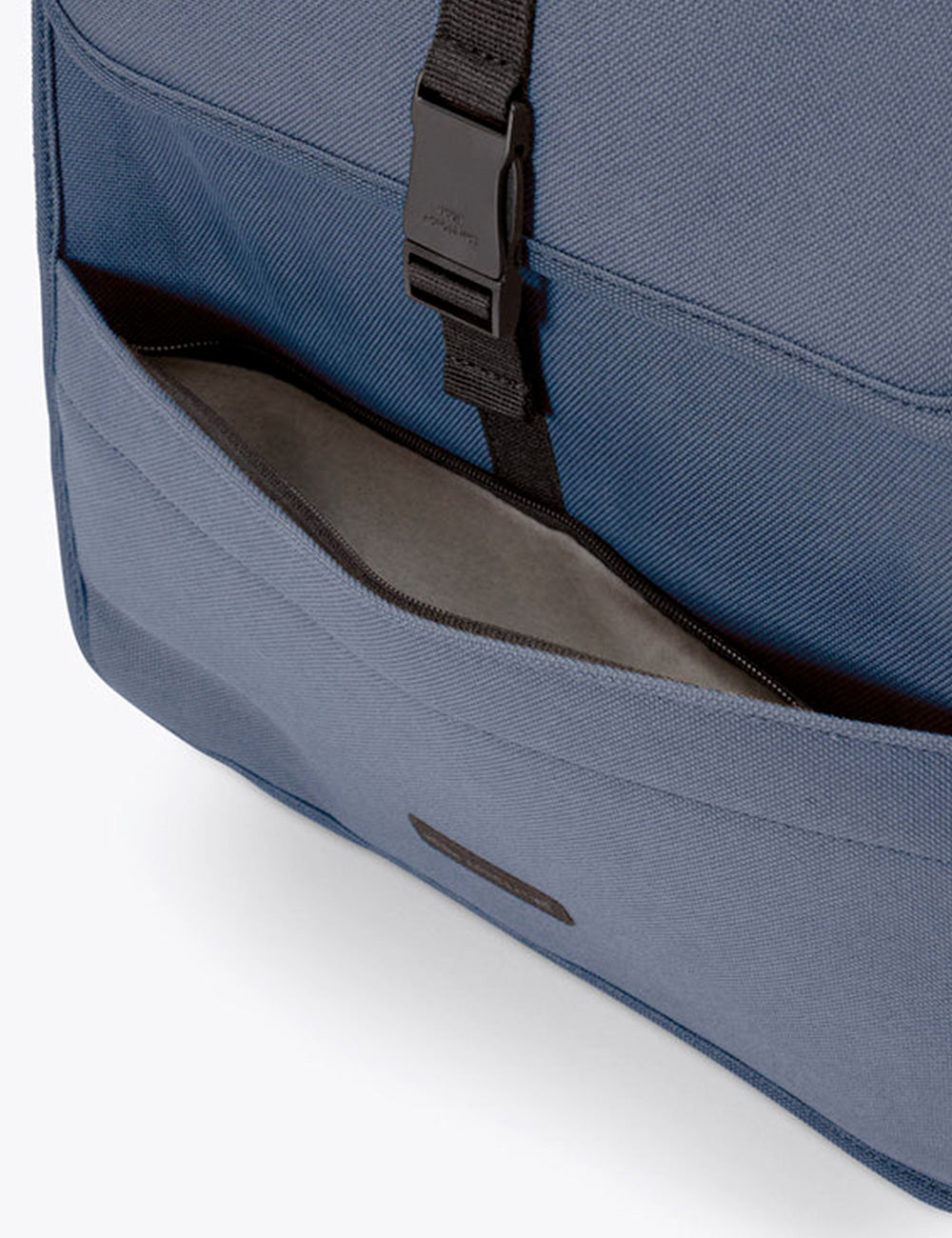 Borsa per laptop in tela blu con tracolla e fibbia nera ucon acrobatics kato dark navy