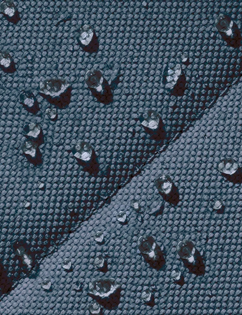 Tessuto scuro grigio con motivo a griglia e gocce d’acqua chiara nello zaino ucon acrobatics kato dark navy