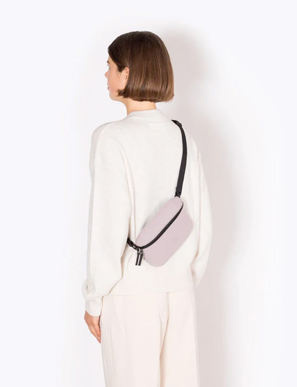 A sleek lavanda crossbody bag with minimalist design and black trim by Ucon Acrobatics Jona Infinity Rose