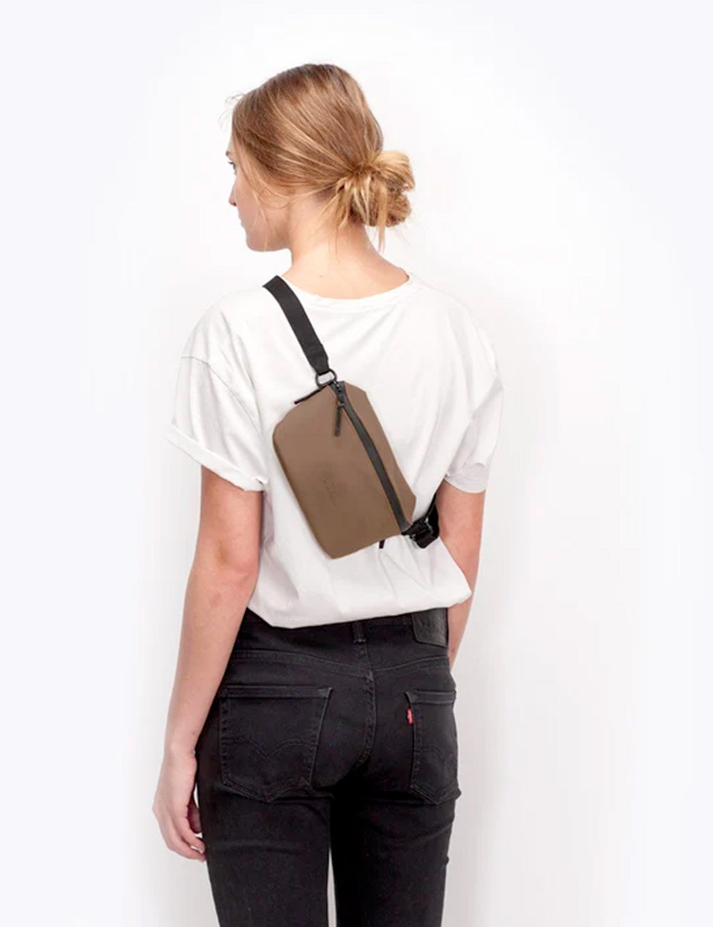 Borsa a tracolla tan ucon acrobatics jona infinity chestnut con cinghia nera e cerniera integrata