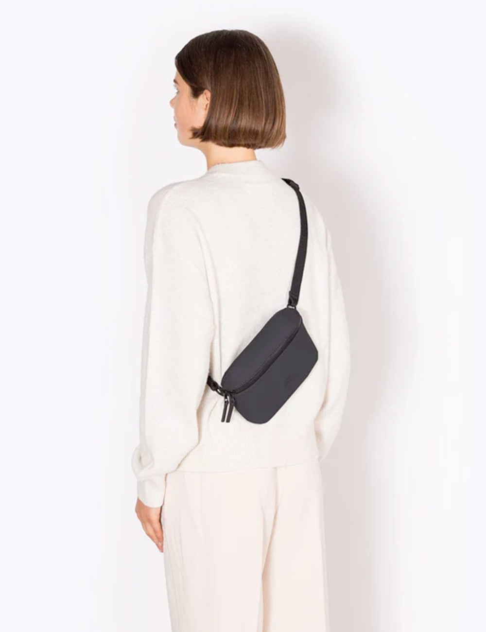 Borsa a tracolla minimalista ucon acrobatics jona infinity nera con design elegante e tracolla regolabile