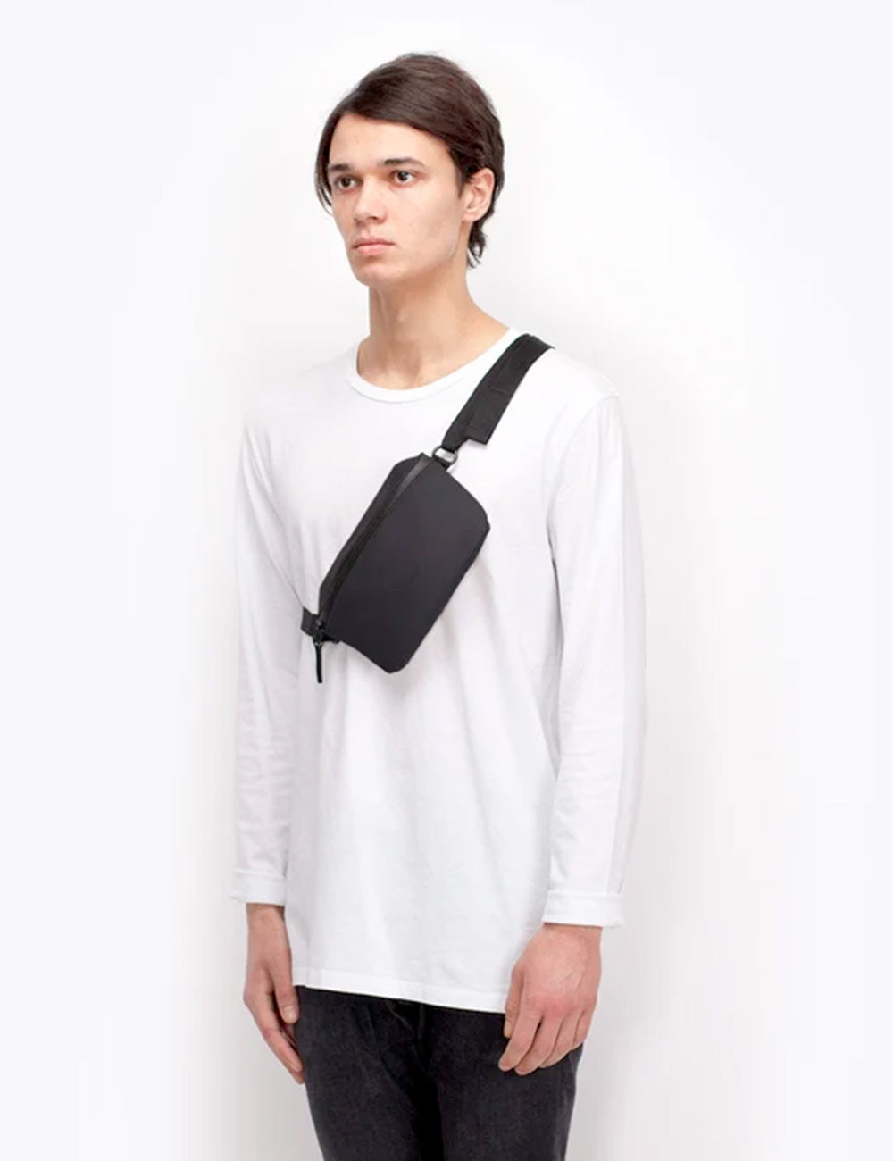 Black minimalist crossbody bag ucon acrobatics jona infinity in pelle con design moderno e tracolla regolabile
