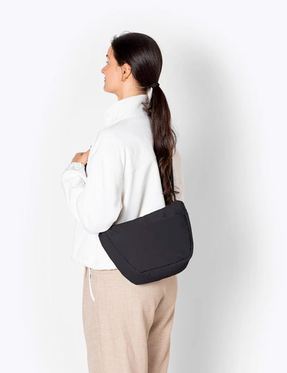 Borsa a tracolla nera minimalista ucon acrobatics adam moss con design moderno e linee pulite