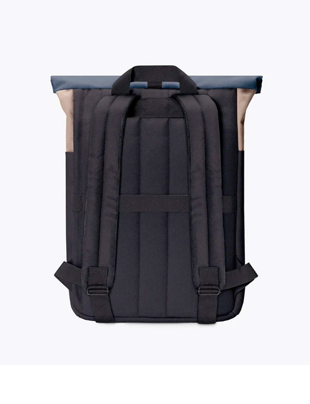 Zaino a roll-top ucon acrobatics hajo dark sand nero con dettagli blu navy e beige in vista frontale