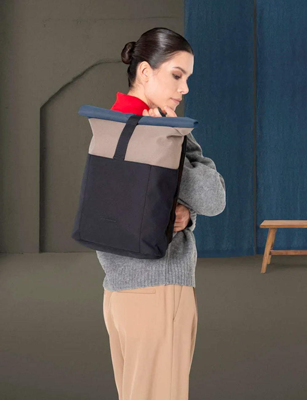 Zaino moderno e minimalista ucon acrobatics hajo dark sand black con base blu navy pannelli beige e grigio scuro e spallacci neri