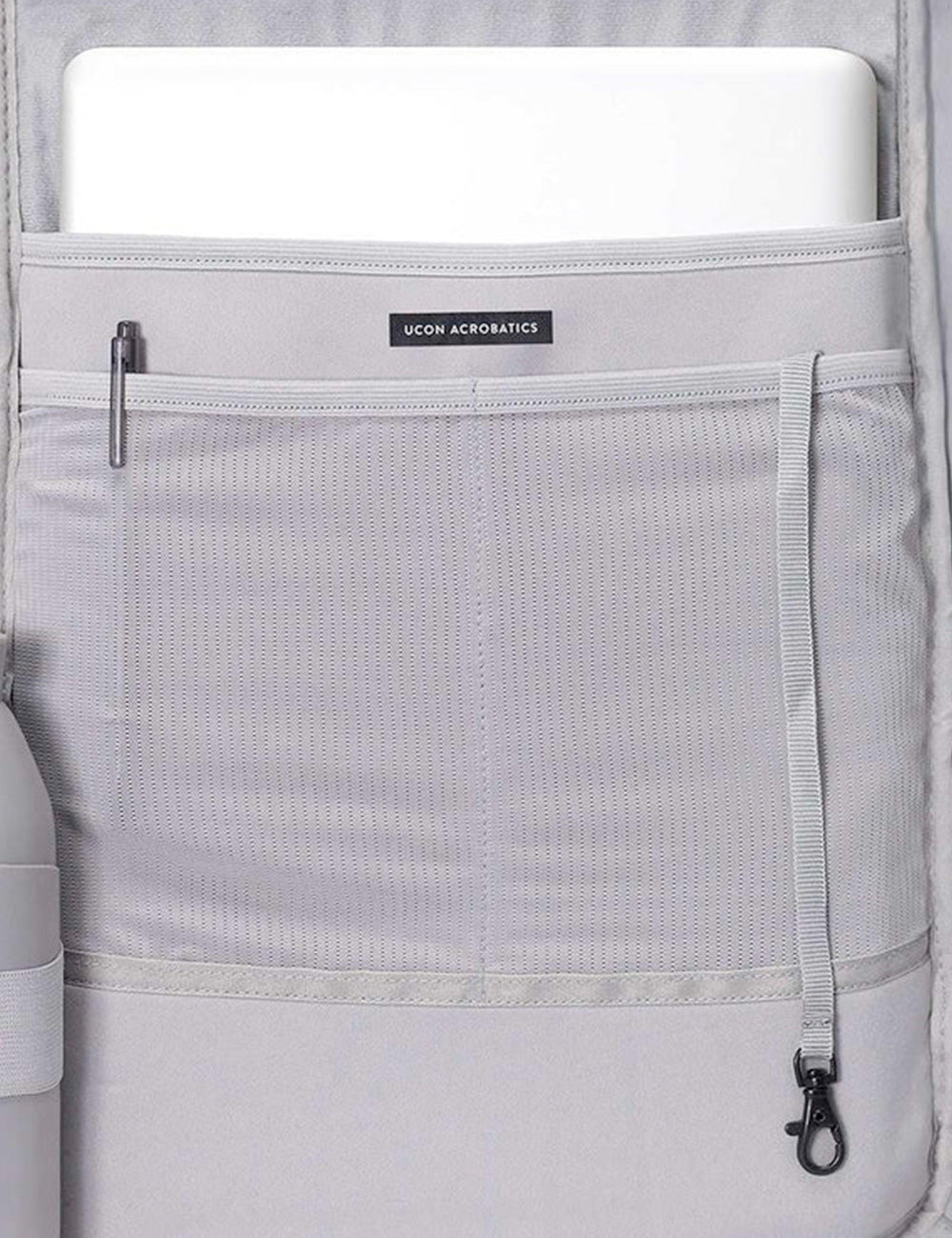 Fodero per laptop ucon acrobatics hajo dark sand nero in mesh grigio chiaro con etichetta nera e cerniera argento
