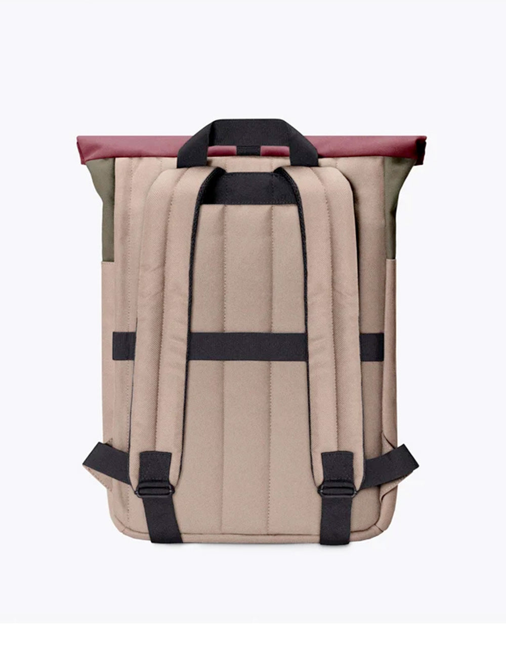 Zaino ucon acrobatics hajo olive dark sand beige con chiusura roll-top nera e dettaglio marsala sulla parte superiore arrotolata