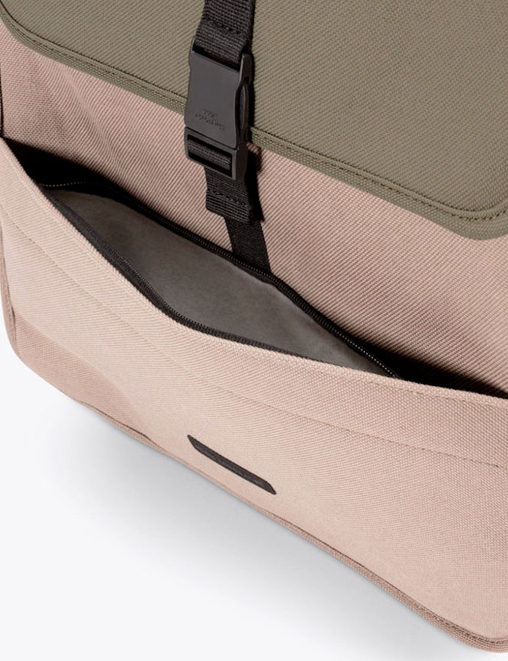 Zaino in tela beige e verde oliva ucon acrobatics kato olive dark sand con fibbia in plastica nera
