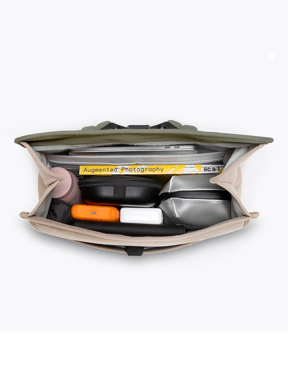 Zaino per laptop ucon acrobatics kato olive dark sand in verde oliva e beige con scomparti per attrezzature tech e libro