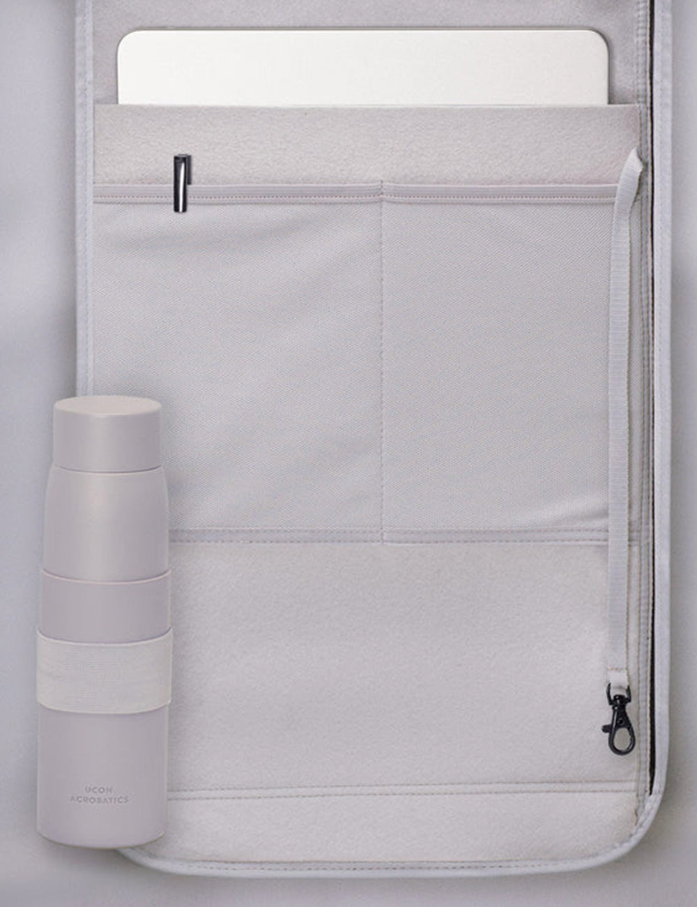 Minimalista custodia per laptop ucon acrobatics kato olive dark sand in materiale resistente con design strutturato e scomparti multipli