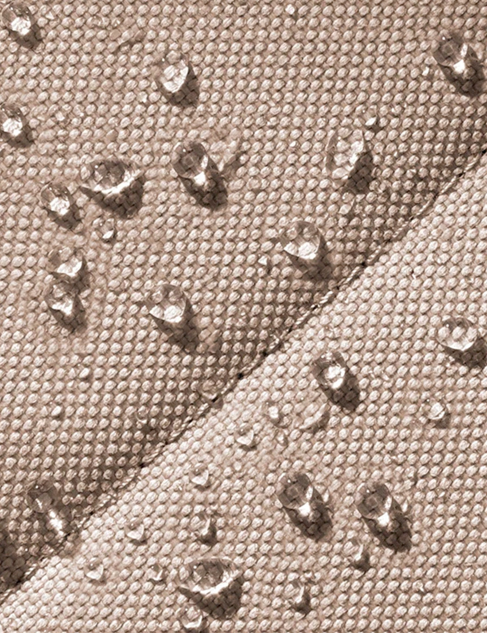 Beige tessuto tecnico di ucon acrobatics kato olive dark sand con gocce d acqua che perlano sulla superficie