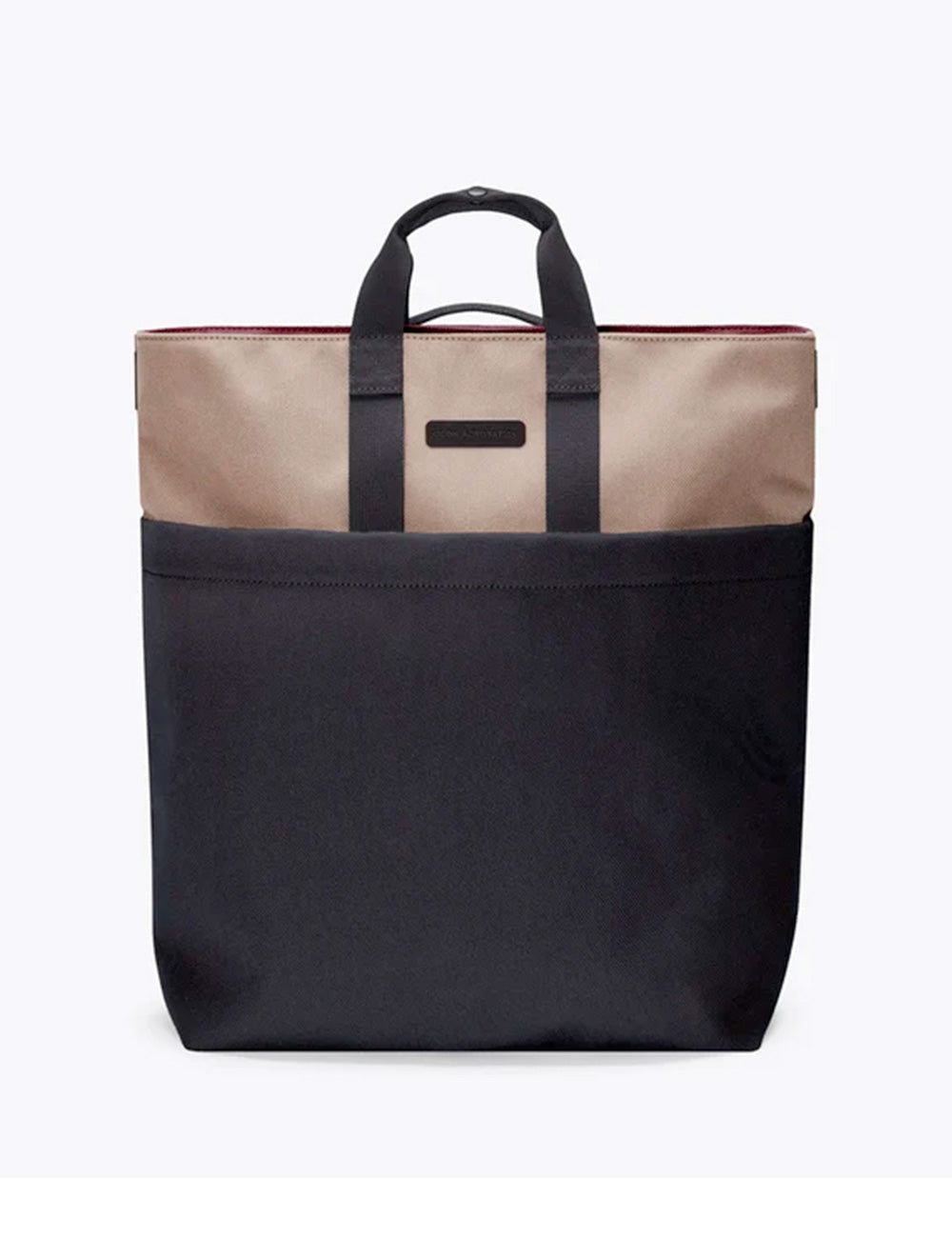 Borsa tote ucon acrobatics nolan dark sand black beige e nera con manici robusti e logo rettangolare minimalista