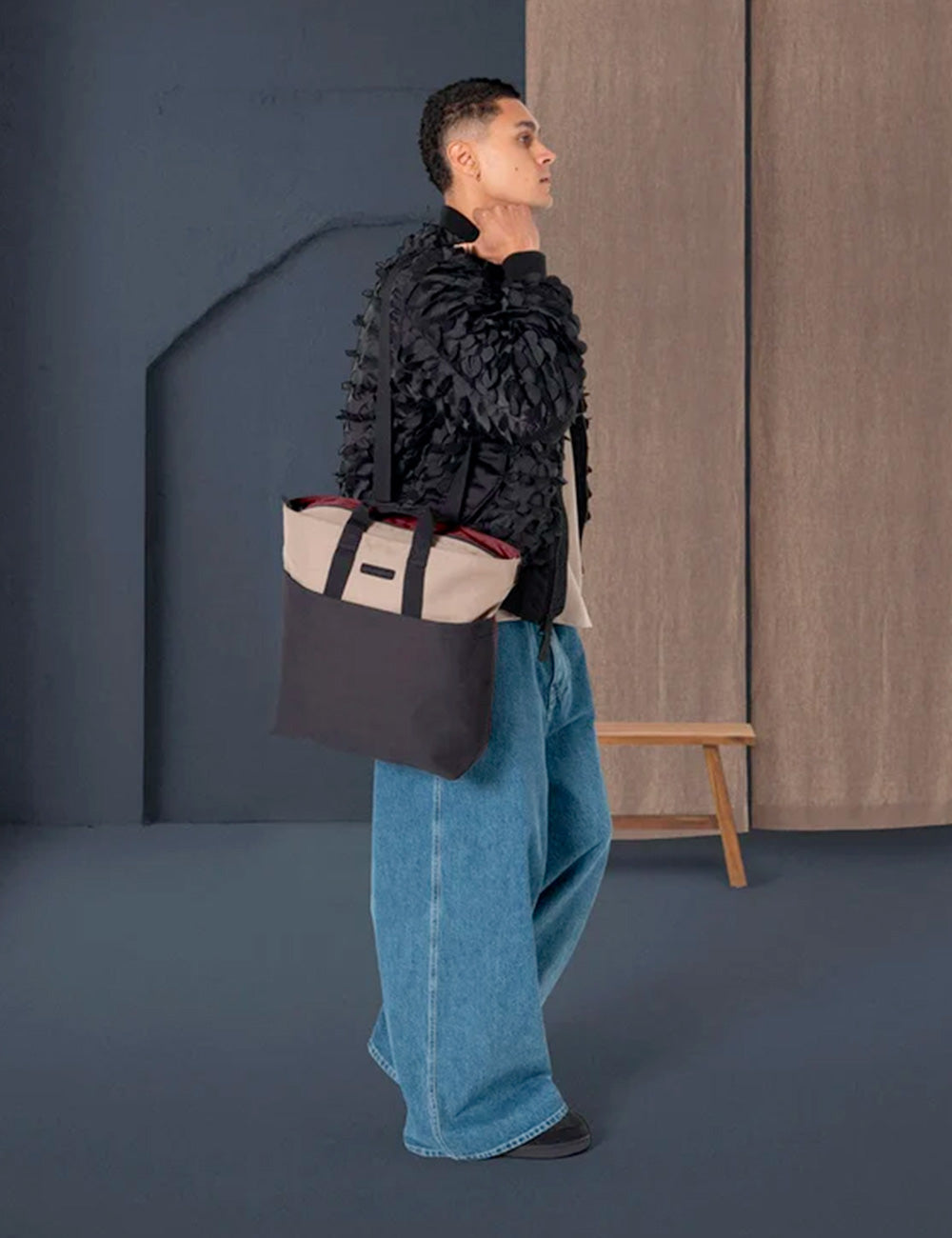 Beige e nero borsa tote in tela ucon acrobatics nolan con fodera interna rossa
