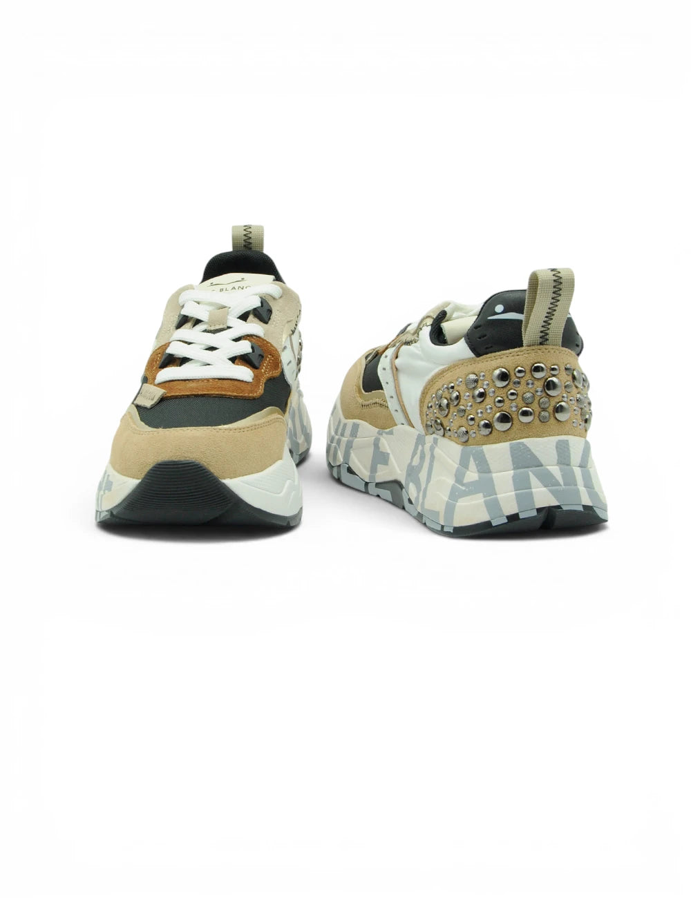 Sneakers voile blanche club105 beige e nere con borchie metalliche sul tallone e design grafico audace