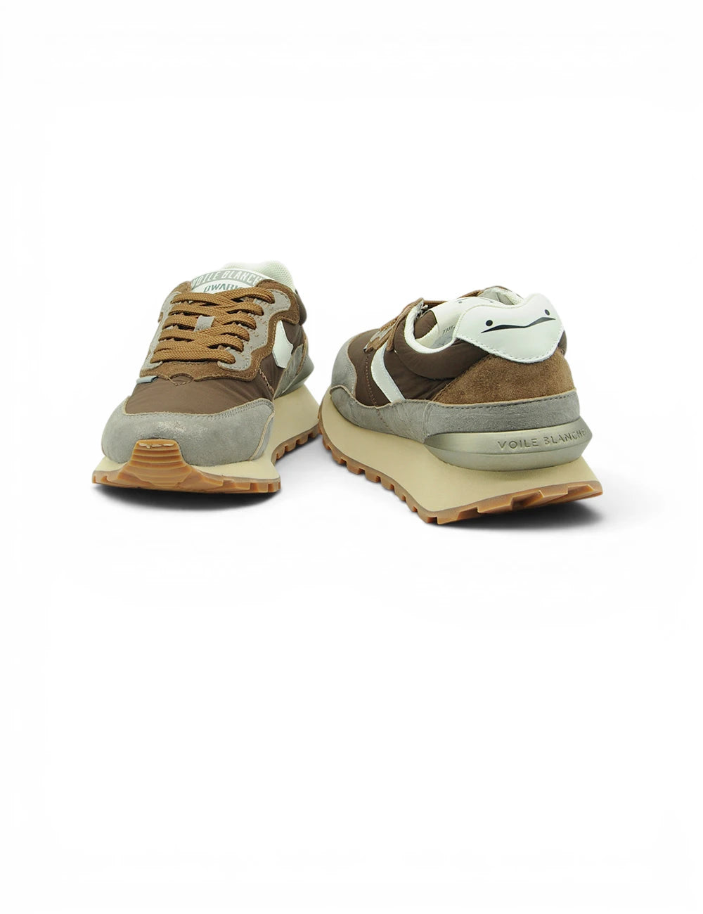 Sneakers in camoscio marrone e beige con un design giocoso di faccina sorridente sul tallone.