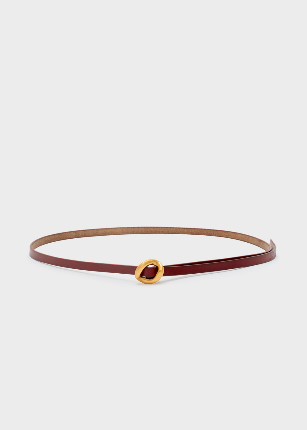Una cintura nalì bordeaux in pelle burgundy con fibbia minimalista rotonda in metallo dorato